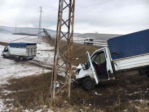 Ardahan’da 2 Kamyonet Çarpıştı: 4 Yaralı