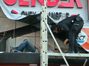 Baba Elektrik Akımına Kapıldı, Küçük Kızı Endişeyle, Etraftakiler Merakla Takip Etti