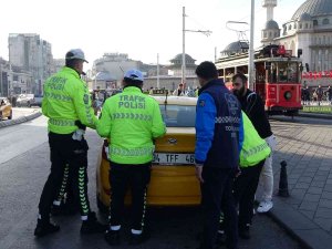 Taksim’de Ruhsatsız Çalışan 12 Taksi Trafikten Men Edildi