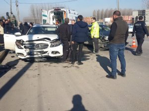Sakarya’da İki Otomobil Kafa Kafaya Çarpıştı: 1 Yaralı
