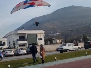 Paraşütçü İnişe Geçtiği Sırada 20 Metre Yükseklikten Böyle Düştü