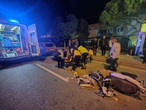 Park Halindeki Otomobile Arkadan Çarpan Motosikletin Kasksız Sürücüsü Yaralandı