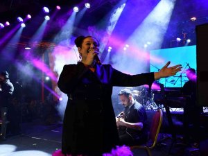 Sanatçı Tuğçe Kandemir, Dörtyol’da Konser Verdi