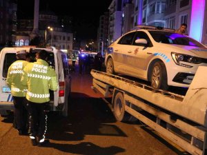 ’Dur’ İhtarına Uymayan Ehliyetsiz Sürücü Polis Aracına Çarpınca Yakalandı