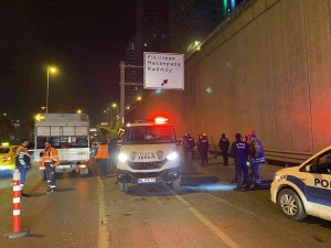 Kadıköy’de Otomobil Bariyerlere Ok Gibi Saplandı
