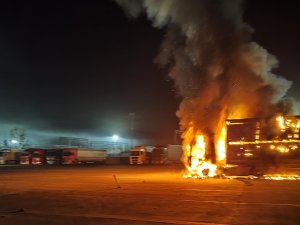 Kapıkule Sınır Kapısı’nda Bekleyen Tır Alev Topuna Döndü