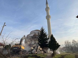 Depremde Ağır Hasar Gören 35 Yıllık Cami Yıkıldı