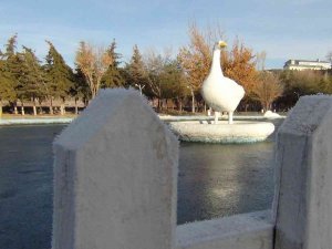 Kars’ta Süs Havuzları Dondu, Araçlar Buz Tuttu