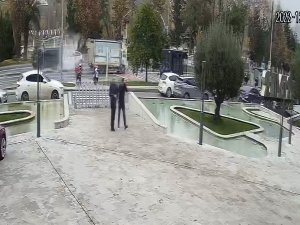 İ̇stanbul’da Trafikte Trajikomik Olay Kamerada: Damacanalar Yola Uçtu, Sürücüler Büyük Korku Yaşadı