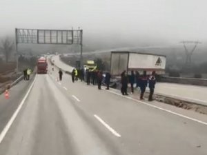 D100’de Makaslayan Tır Yolu Kapattı, Kilometrelerce Uzunlukta Kuyruk Oluştu
