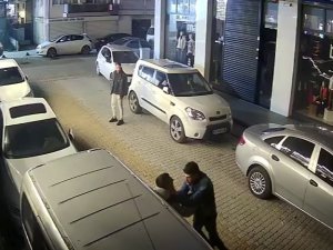 Küçükçekmece’de Bıçaklı Kavga Kamerada