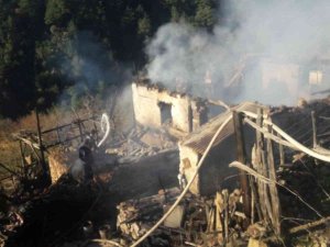 Adana’da Kerpiç Ev Küle Döndü