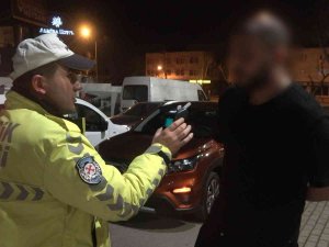 Uygulama Noktasından Kaçmaya Çalışırken Alkollü Yakalandı, "Beni Ters Kelepçe Yapın" Dedi