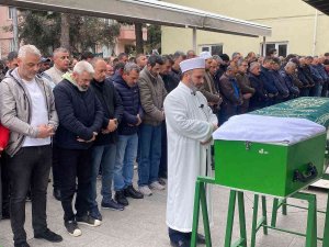 17 Yaşındaki Kızı Tarafından Bıçaklanarak Öldürülen Baba Toprağa Verildi