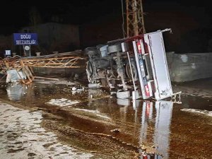 Kontrolden Çıkan Kamyonet Elektrik Direğine Çarptı: 1 Yaralı