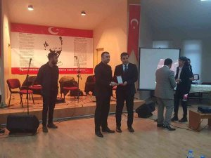 Akçadağ’ın Tanıtımına Katkı Sunan Öğretmene Plaket