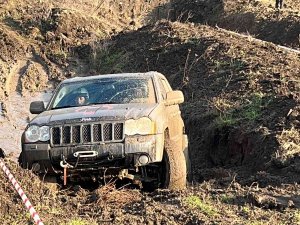 Kadın Yarışçılar Pistin Çamurunu Attı