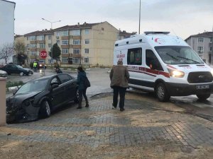 Direksiyon Hakimiyetini Kaybetti, Bahçe Duvarına Çarptı