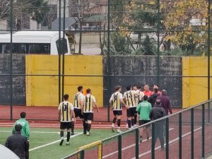 Tribünden Sahaya İnip Golü Vermeyen Hakeme Saldırdı