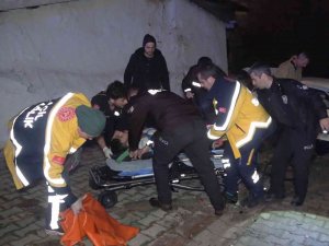 Takla Atan Otomobil Alt Sokaktaki Aracın Üstüne Düştü, Sürücü Ağır Yaralandı
