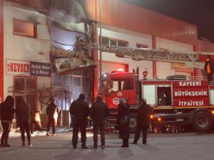 Kayseri’de Mobilya İmalathanesi Yangında Küle Döndü