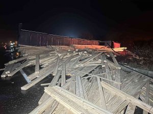 Lambri Yüklü Tır Devrildi: Kastamonu-sinop Kara Yolu Ulaşıma Kapandı