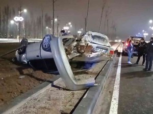 Kontrolden Çıkan Otomobil Orta Refüje Çarpıp Takla Attı: 1 Yaralı
