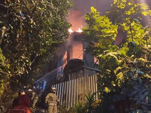 Beyoğlu’nda Evsizlerin Kaldığı 3 Katlı Metruk Bina Alev Alev Yandı