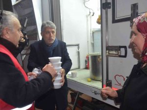 Hatay’da Depremde Evlerine Girmeyenlere Çorba Dağıtıldı