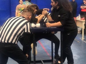 Bileklerini Yarıştırdılar