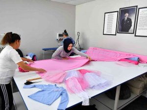 Kadınlar Dikiş Kursunda Mutluluk Üretiyor