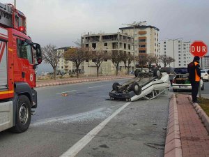 Hafif Ticari Araç İle Çarpışan Otomobil Takla Attı: 1 Yaralı