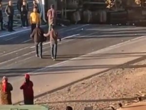 Tır Sürücüsü Direksiyon Hakimiyetini Kaybetti, Önce Çocuğa Çarptı Sonra Yan Yattı: 1 Ölü, 1 Yaralı