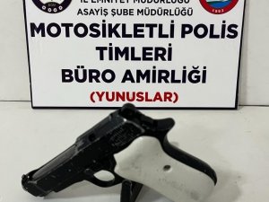 Araçtan Ateş Açan 2 Maganda Silahla Birlikte Yakalandı