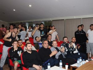 Tutuk, Dünya Kupası Finalini Üniversite Öğrencileriyle İzledi