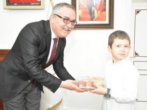 Kardeş İllerin Yöresel Yiyeceklerini Müdür Akyol’a İkram Ettiler