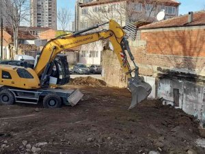 Osmangazi’de Bir Metruk Yapı Daha Yıkıldı