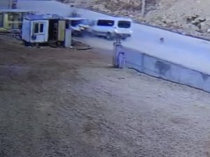 Köpeklere Çarpmamak İçin Manevra Yapan İşçi Servisi Faciaya Neden Oldu: 2 Ölü, 3 Yaralı
