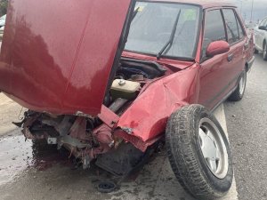 Bariyerlere Çarpan Otomobilin Sürücüsü Ölümden Döndü