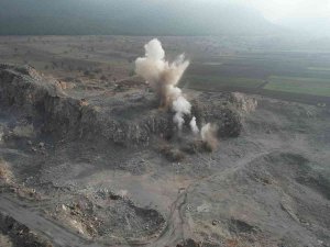 Dev Kayalar Dinamitle Parçalandı