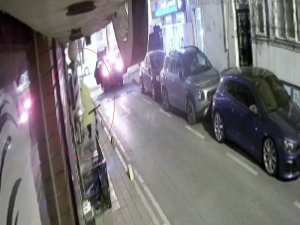 Kendilerini Sarı Yağmurlukla Kamufle Edip İşyerini Soydular