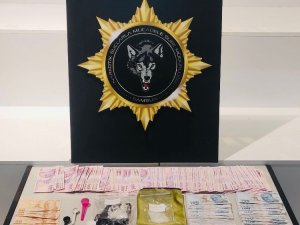 Araçta Uyuşturucu Madde Ve Uyuşturucu Satışı Paralarıyla Yakalandılar