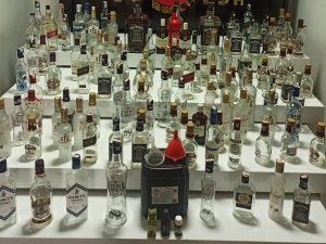 Yılbaşı Öncesi Piyasaya Kaçak Alkol Sürmeye Çalışan 8 Şüpheli Yakalandı