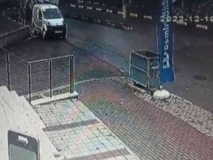 Kartal’da Virajı Alamayan Beton Mikserinin Devrildiği Kaza Kamerada