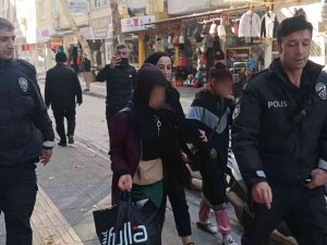 Çaldıkları Kıyafetleri Üst Üste Giyen İki Şahıs Yakalandı