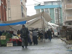 Arnavutköy’de Fırtına Nedeniyle Bazı Pazarcılar Çadır Kuramazken Bazılarıysa Isınmak İçin Ateş Yaktı