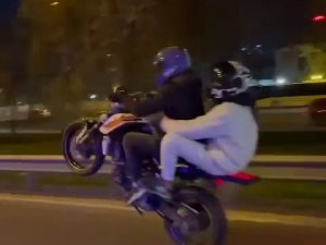 Motosikletli Gençlerin Trafikte Tehlikeli Hareketleri Kamerada