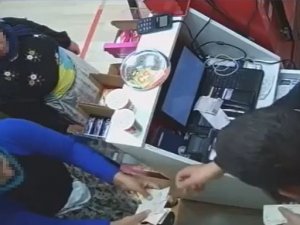 Çaldığı Parayı Cüzdanına Koyan ’Tırnakçı’ Kameraya Yansıdı