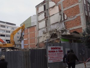 Silivri’de Bir Bina Kentsel Dönüşüm Nedeniyle Yıkılırken Yan Bina Zarar Gördü