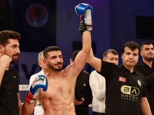 ’Demir Yumruk’ İ̇zzettin Altunsöz, Rakibini Bayılttı